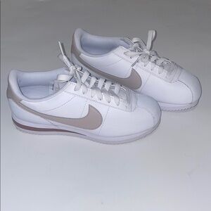 Nike tennis shoes brand new
